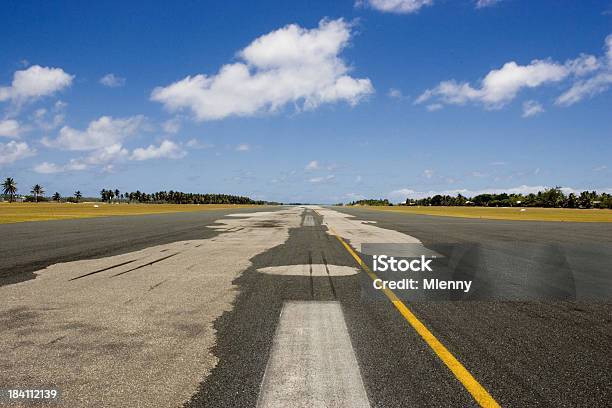 Airport Runway Stockfoto und mehr Bilder von Asphalt - Asphalt, Beton, Blau