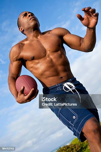 익스테리어 슛 아프리카계 미국인 숫나사 실행 Football Player 미식축구 선수에 대한 스톡 사진 및 기타 이미지 - 미식축구 선수, 30-39세, 건강한 생활방식