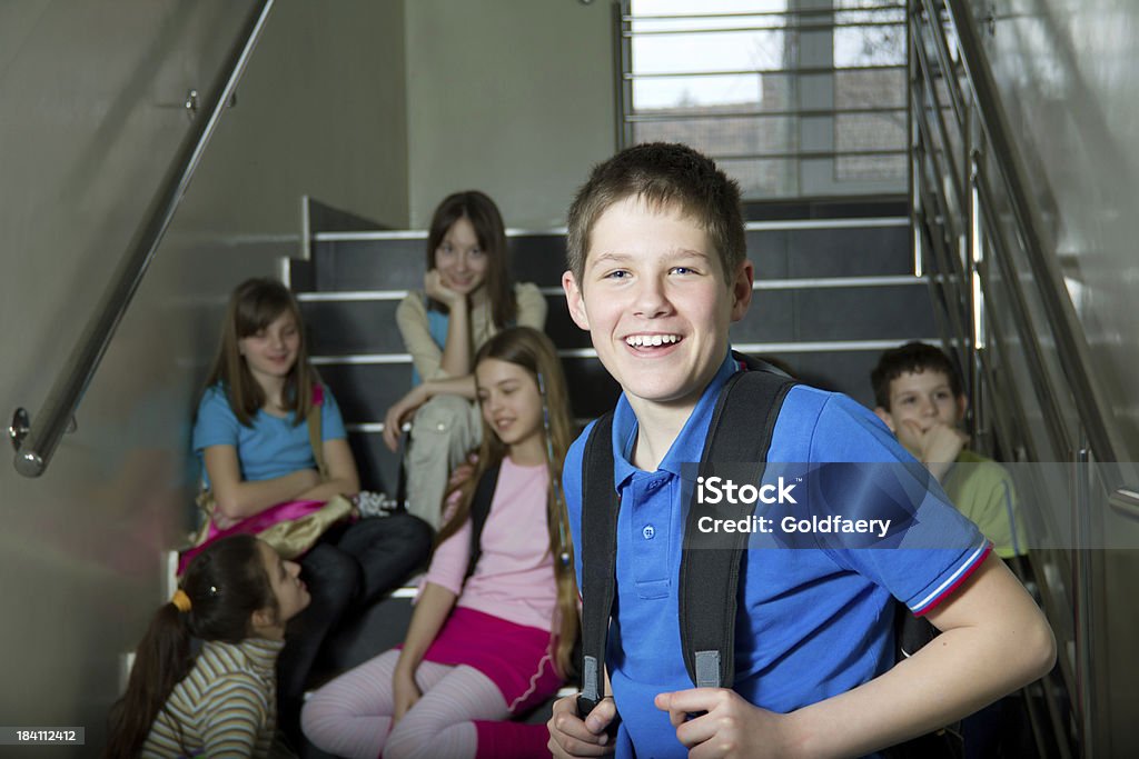 Estudantes sentado na Escada da escola, sorridente Menino em pé em fr - Royalty-free Degraus Foto de stock