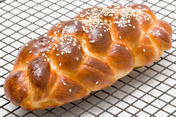 challah raffreddamento - loaf of bread bread 7 grain bread healthy eating foto e immagini stock