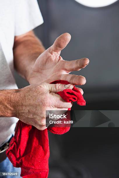 Mecânico Limpar As Mãos Com O Toalhete De - Fotografias de stock e mais imagens de Limpar - Limpar, Mecânico, 40-49 Anos