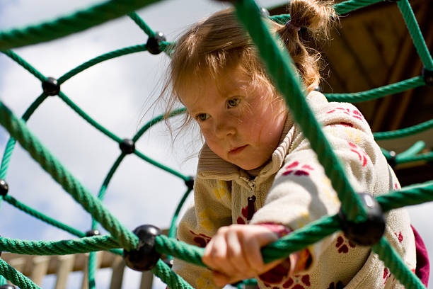 rapariga, escalada no parque infantil - little girls fun lifestyle handcarves imagens e fotografias de stock