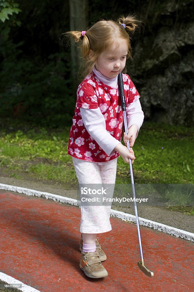 集中少女の最初のゲームのミニゴルフ - あこがれのロイヤリティフリーストックフォト