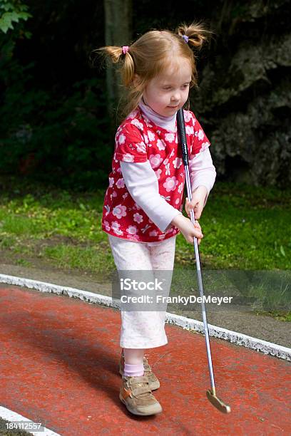 集中少女の最初のゲームのミニゴルフ - あこがれのストックフォトや画像を多数ご用意 - あこがれ, アクティブライフスタイル, ゲーム