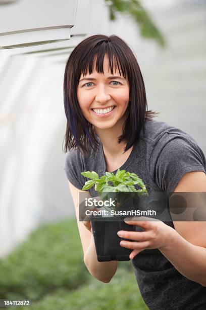 Frau Im Gewächshaus Stockfoto und mehr Bilder von Aktiver Lebensstil - Aktiver Lebensstil, Arbeiten, Attraktive Frau