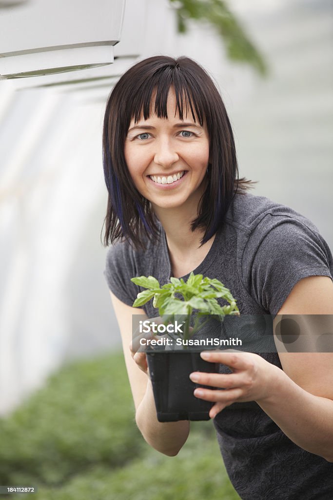 Donna In serra - Foto stock royalty-free di Adulto