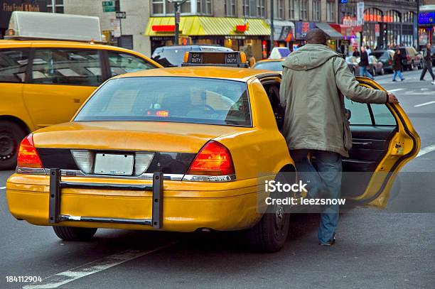 Foto de Amarelo Táxis Na Cidade De Nova York e mais fotos de stock de Entrar - Entrar, Táxi, Taxi Amarelo