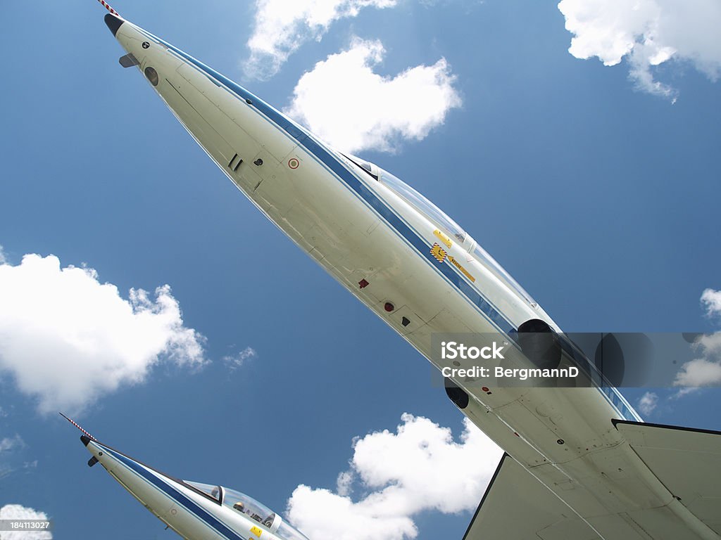 T - 38 e nuvole - Foto stock royalty-free di Aereo supersonico