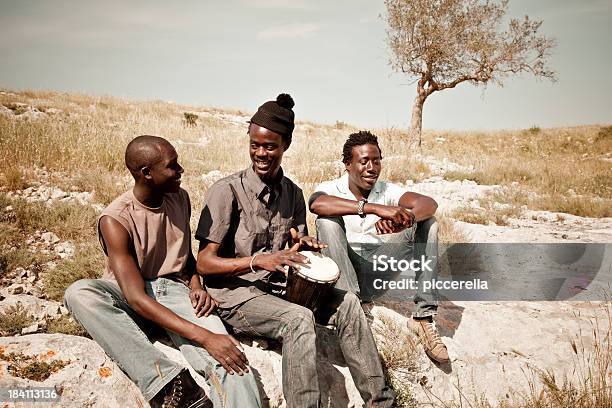 Tres Hombre Africano Jugando Djembé En La Pradera Foto de stock y más banco de imágenes de 20-24 años - 20-24 años, Acantilado, Adulto