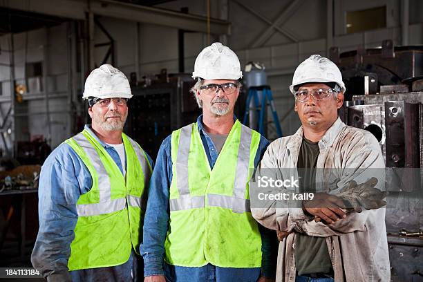 Trabalhadores De Fábrica - Fotografias de stock e mais imagens de Fila - Arranjo - Fila - Arranjo, Profissão em fabrico, Trabalho de Equipa