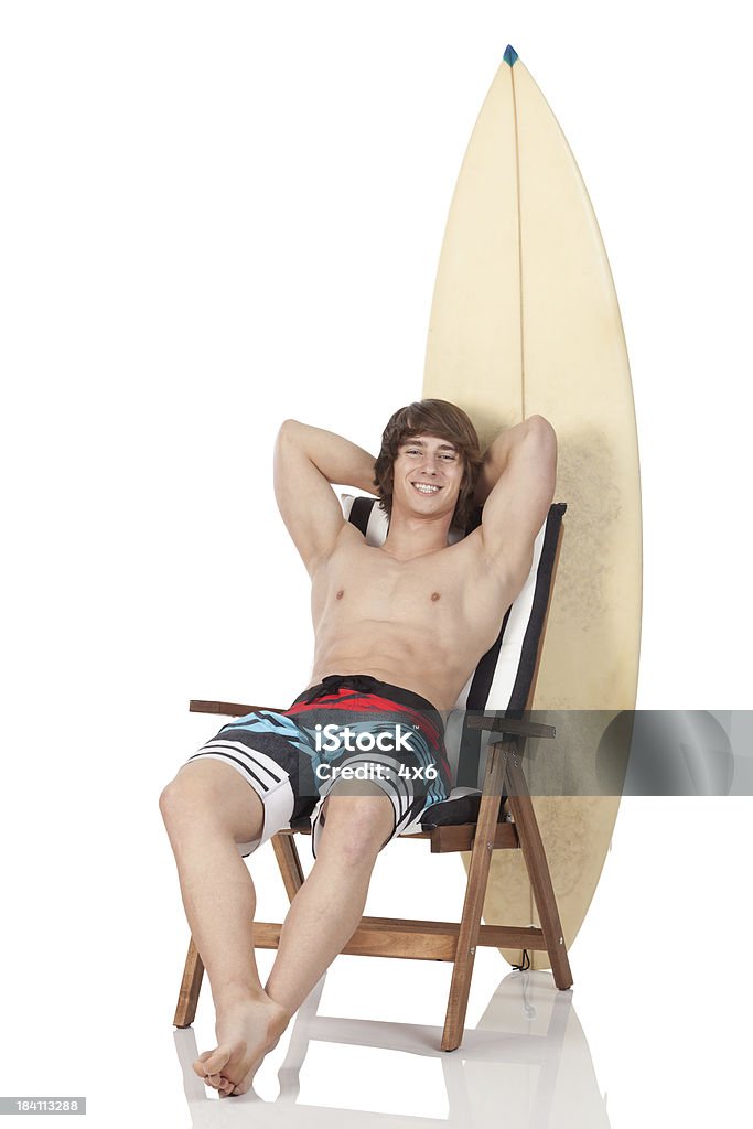 Mann auf einem Liegestuhl vor der Surfbrett - Lizenzfrei Strand Stock-Foto