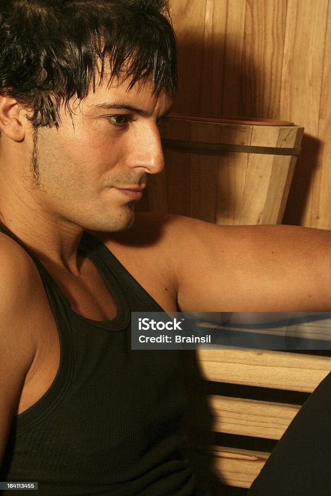 Uomo rilassante nella Sauna - Foto stock royalty-free di Abbronzatura
