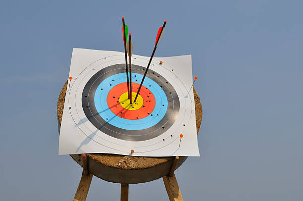 objetivo - bow and arrow fotografías e imágenes de stock