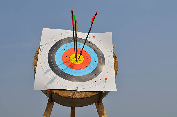 target - bow and arrow photos et images de collection