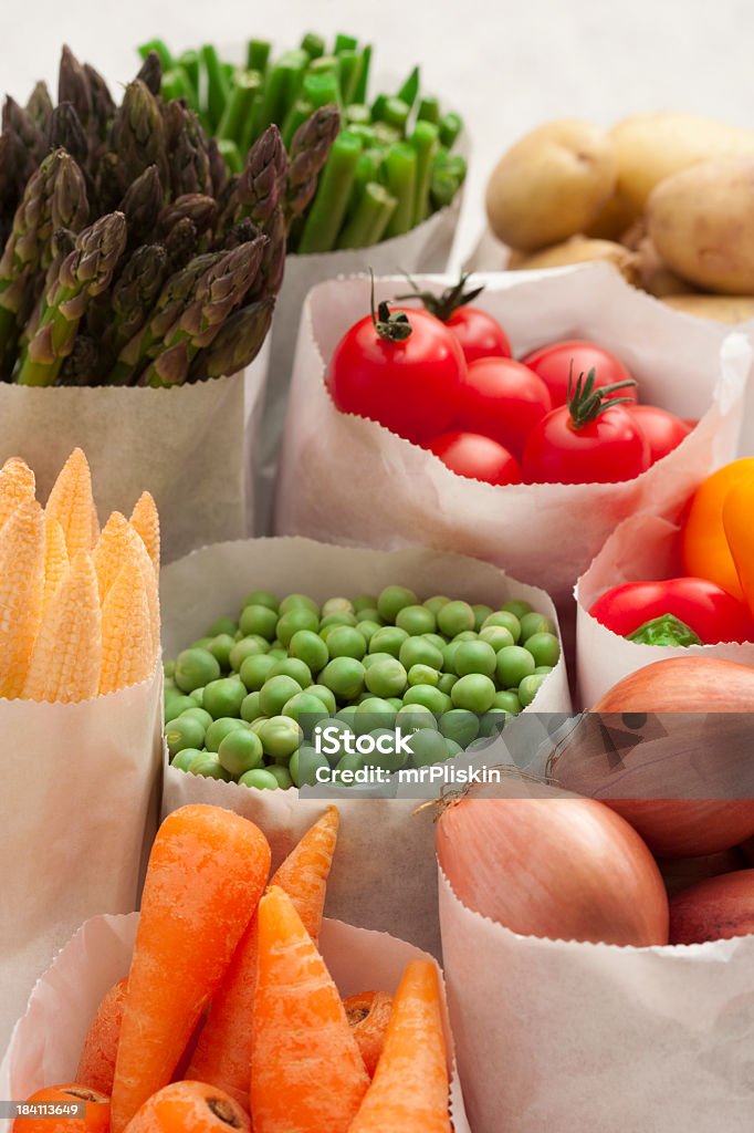 Bolsas de verduras frescas - Foto de stock de Alimento libre de derechos