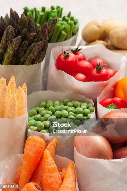 Bolsas De Verduras Frescas Foto de stock y más banco de imágenes de Alimento - Alimento, Bolsa - Objeto fabricado, Bolsa de la compra