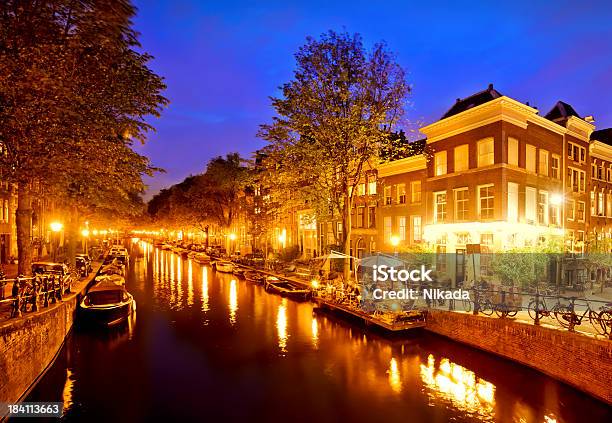 Photo libre de droit de Amsterdam À La Nuit banque d'images et plus d'images libres de droit de Amsterdam - Amsterdam, Appartement, Arbre