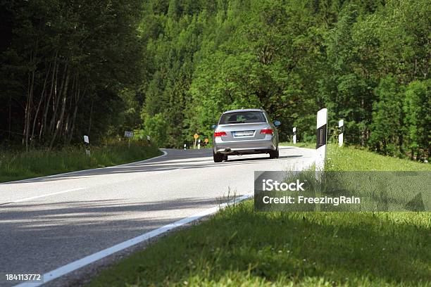 Auto Sulla Strada - Fotografie stock e altre immagini di Albero - Albero, Asfalto, Attività