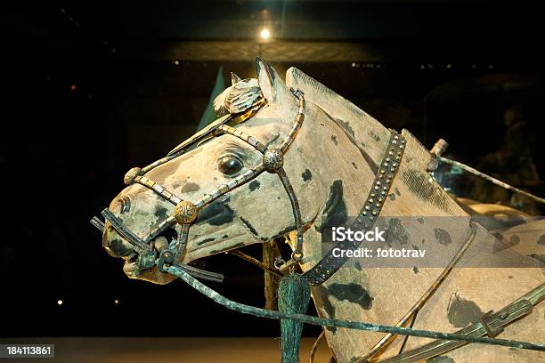 Foto de Bronze E Cavalos E Charretes Do Exército De Terracota Em Xian China e mais fotos de stock de Carruagem