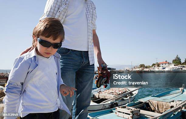 Padre E Figlio - Fotografie stock e altre immagini di Abbracciare una persona - Abbracciare una persona, Adulto, Adulto in età matura