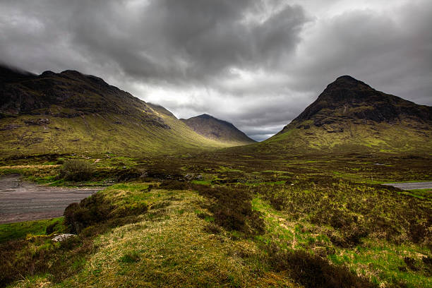 グレンコーパス、スコットランド - highlands region heather grass mountain range ストックフォトと画像