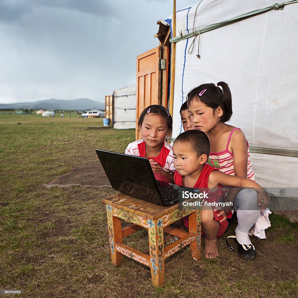 Mongolian enfants à l'aide d'un ordinateur portable - Photo de Mongolie indépendante libre de droits