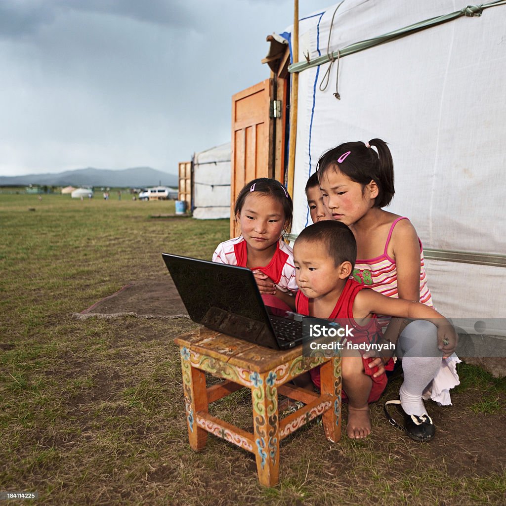 Mongol crianças usando computador portátil - Royalty-free Mongólia Foto de stock