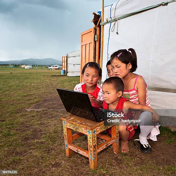 Mongol Crianças Usando Computador Portátil - Fotografias de stock e mais imagens de Mongólia - Mongólia, Computador, Paisagem - Cena Não Urbana