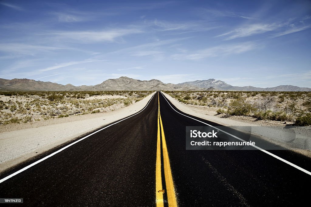 mojave desert highway - Lizenzfrei Dehnen Stock-Foto