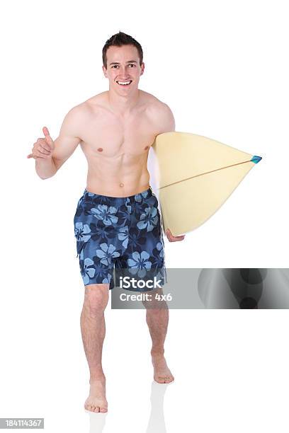 Mann Stehend Mit Einem Surfbrett Stockfoto und mehr Bilder von Blumenmuster - Blumenmuster, Abenteuer, Badebekleidung