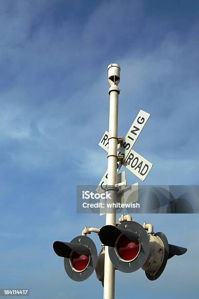 Segnale Di Passaggio Ferroviario - Fotografie stock e altre immagini di Accendere (col fuoco) - Accendere (col fuoco), Attraversare, Attrezzatura