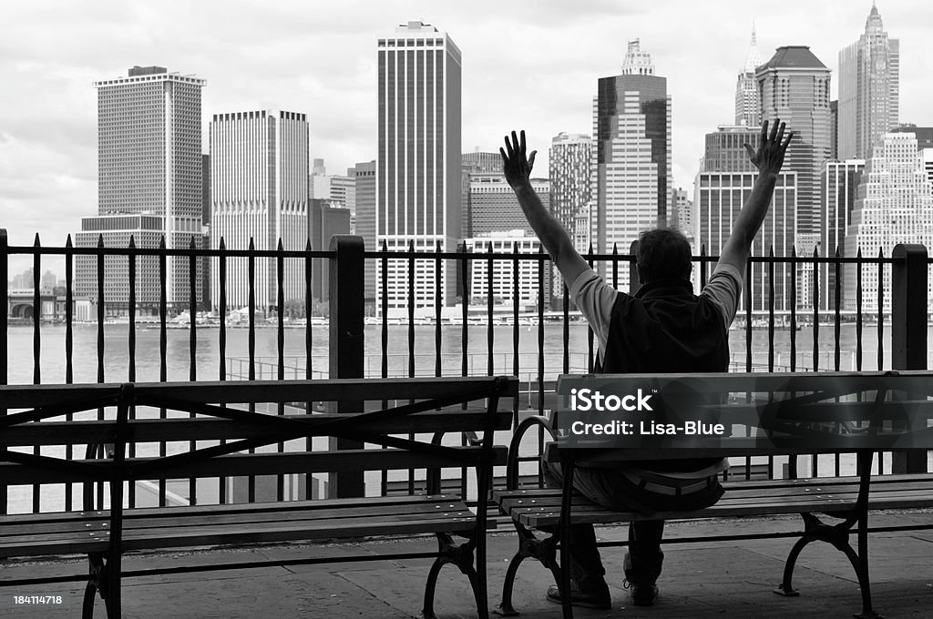 Homem celebrar o sucesso, distrito financeiro, NYC.Black e branco - Foto de stock de Banco - Assento royalty-free