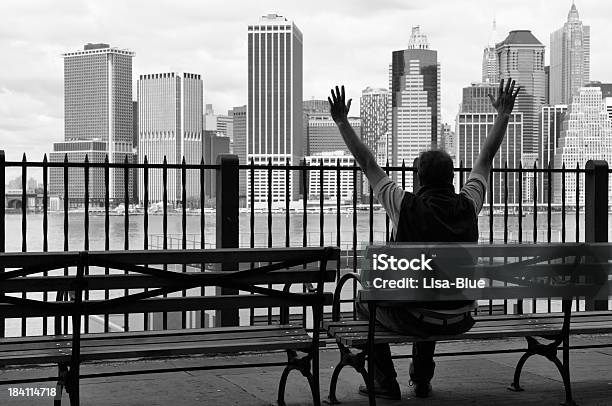 Foto de Homem Celebrar O Sucesso Distrito Financeiro Nycblack E Branco e mais fotos de stock de Banco - Assento