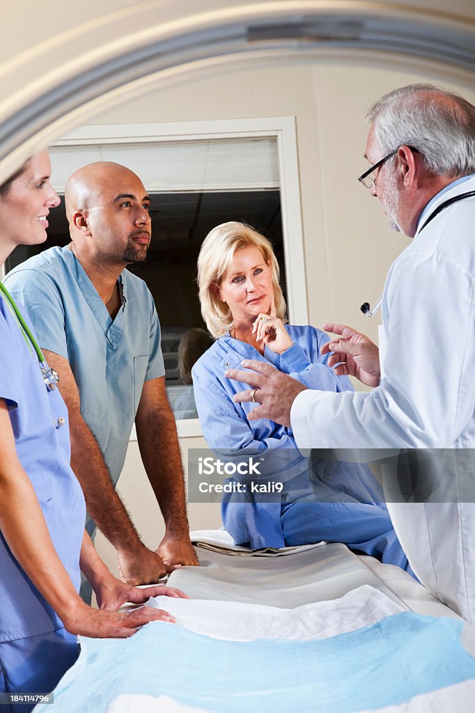 Vista de saúde dos trabalhadores através de scanner CT - Foto de stock de Profissional de enfermagem royalty-free