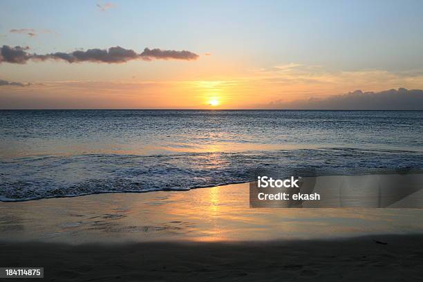 Zachód Słońca W Hapuna Beach Big Island - zdjęcia stockowe i więcej obrazów Bez ludzi - Bez ludzi, Chmura, Fala - Woda