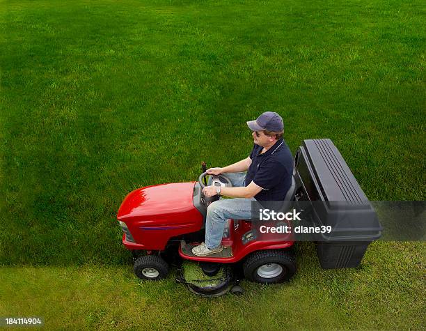 남자 탑승형 A 잔디 트랙터 승용식 잔디깎기 기계에 대한 스톡 사진 및 기타 이미지 - 승용식 잔디깎기 기계, 남자, 가정 생활