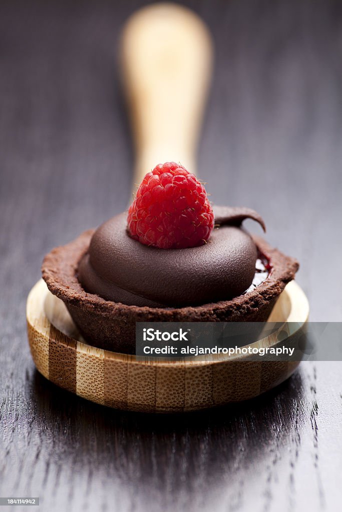 Tarta de frambuesas y chocolate - Foto de stock de Mousse de chocolate libre de derechos