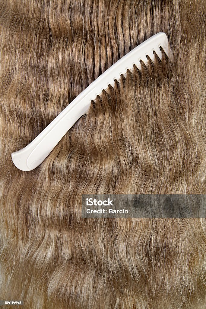 自然なブロンドの髪と comb - カーリーヘアのロイヤリティフリーストックフォト