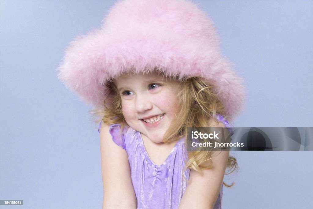 Bambina carina in rosa Fuzzy Cappello - Foto stock royalty-free di Bambino