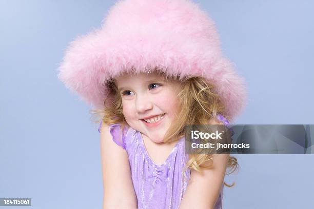 Bambina Carina In Rosa Fuzzy Cappello - Fotografie stock e altre immagini di Bambino - Bambino, Scrollare le spalle, Sfondo a colori