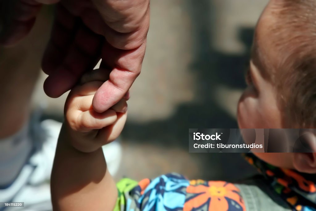 Criança pequena segurando a mão da mãe para - Royalty-free Amizade Foto de stock