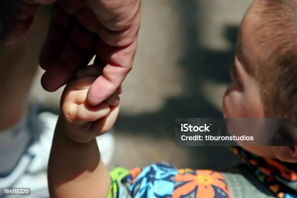 Criança Pequena Segurando A Mão Da Mãe Para - Fotografias de stock e mais imagens de Amizade - Amizade, Amor, Andar
