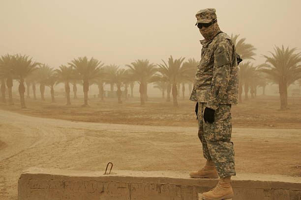 마스킹된 병정 in 모래 폭풍 - sandstorm 뉴스 사진 이미지
