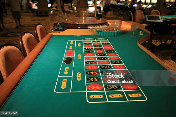 Photo libre de droit de Table De Roulette Vous Attendent Pour Joueurs banque d'images et plus d'images libres de droit de Casino - Casino, Lieu générique, A l'abandon