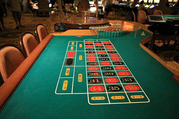 tavolo della roulette in attesa di giocatori - gamblers foto e immagini stock