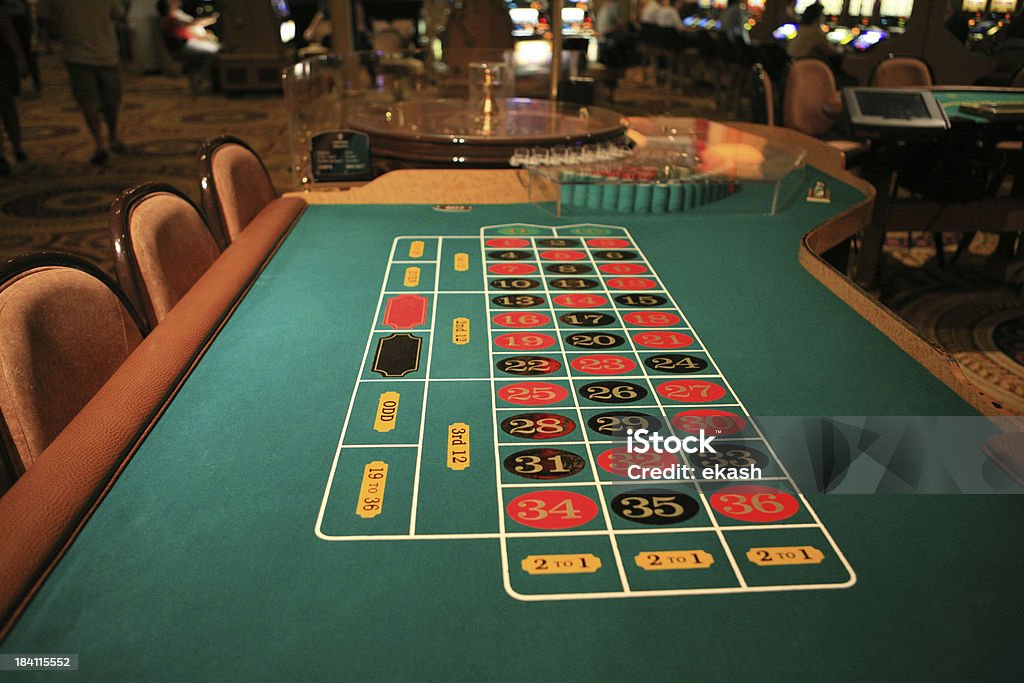 Stół do ruletki Oczekiwanie na gamblers - Zbiór zdjęć royalty-free (Kasyno)