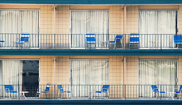 motel balkon z krzesła - chytra zdjęcia i obrazy z banku zdjęć