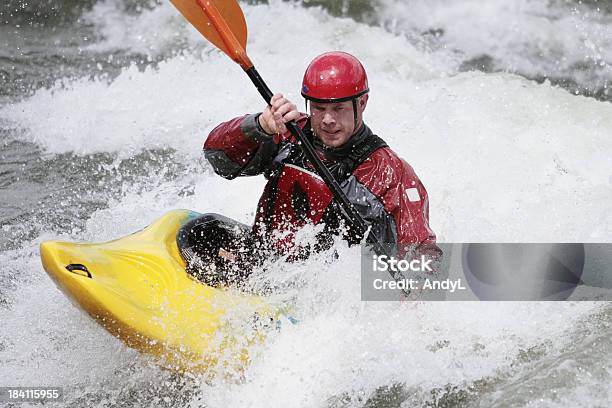 Foto de Whitewater Remador De Caiaque e mais fotos de stock de Turbulência - Turbulência, Caiaque - Canoagem e Caiaque, Corredeira - Rio