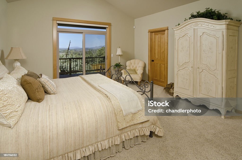 Moderno dormitorio principal con elegantes armario - Foto de stock de Almohada libre de derechos