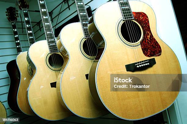 Guitar Anzeige Stockfoto und mehr Bilder von Akustikgitarre - Akustikgitarre, Aufführung, Ausstellungsraum